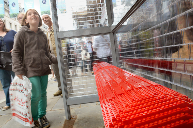Illustration for article titled Londres tiene una parada de autobús construida solo con Lego
